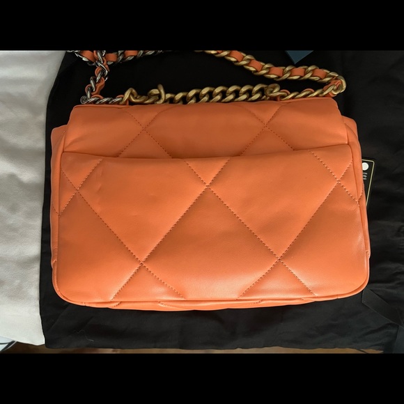 CHANEL 19 HANDBAG Lambskin, Gold-Tone, Silver-Tone&Ruthenium-Finish Metal CORAL - Picture 4 of 13